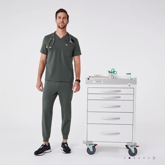 NWOT FIGS Leon Three-Pocket Scrub Top Sz L - Picture 11 of 12